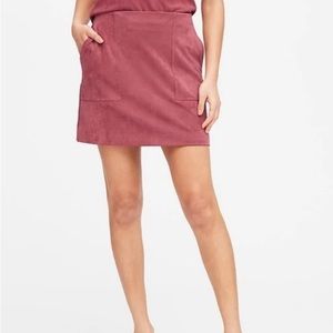 Banana Republic pink faux suede skirt with pockets!